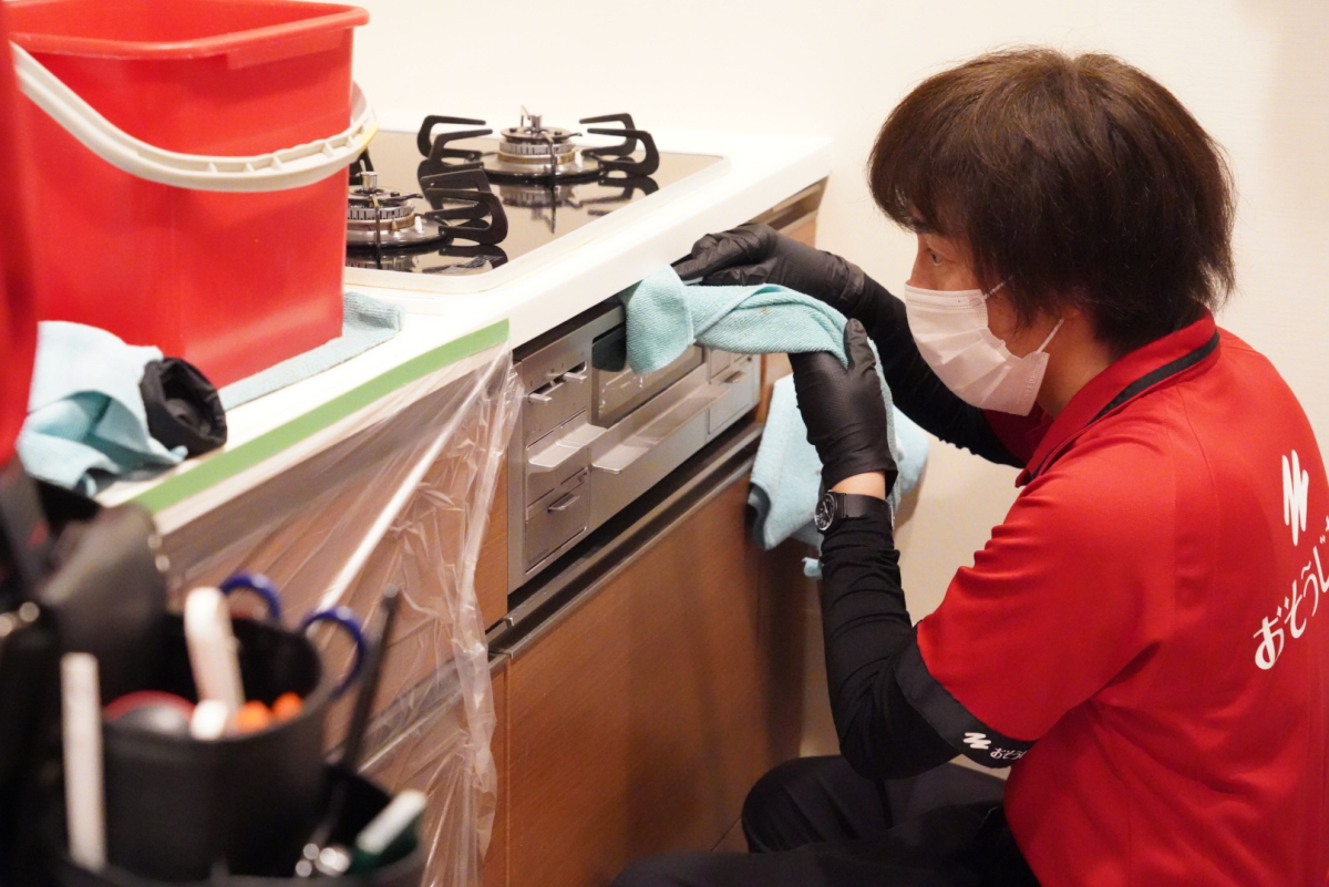おそうじ革命のキッチンクリーニング現場研修の様子