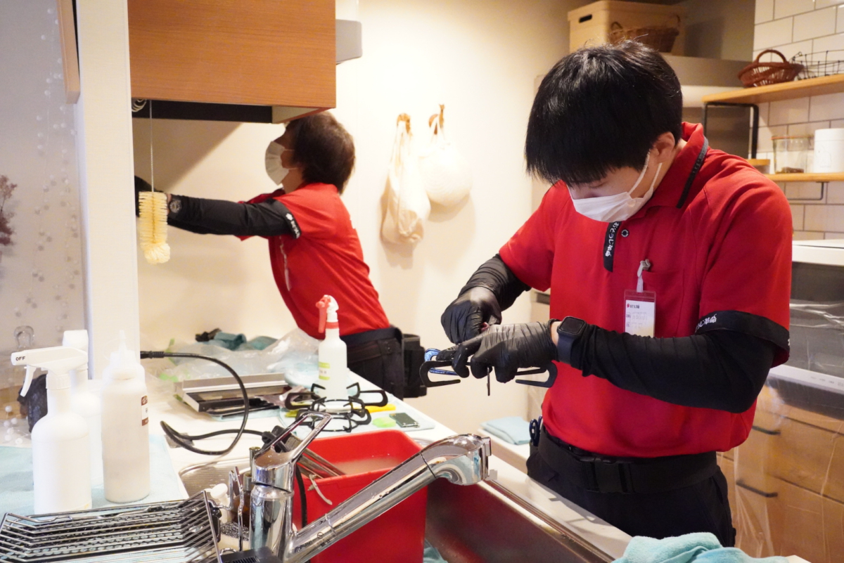 おそうじ革命のキッチンクリーニング現場研修の様子