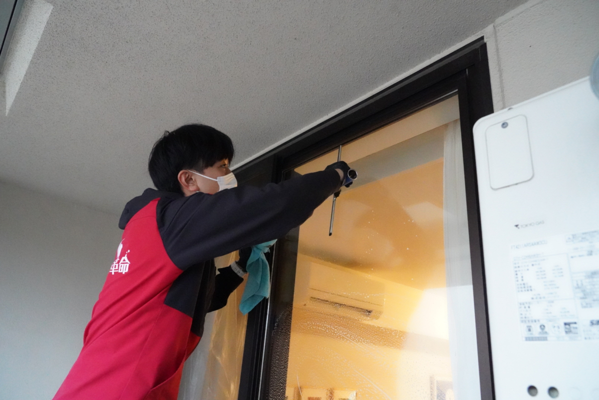 おそうじ革命の窓ガラスクリーニング現場研修の様子