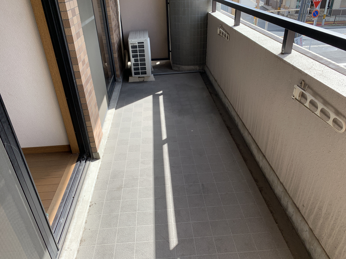 福岡鞍手店 ベランダ の清掃もお任せください 高圧洗浄機ではとれない床の汚れも専用の薬剤と道具で磨き上げます ハウスクリーニングのことならおそうじ革命