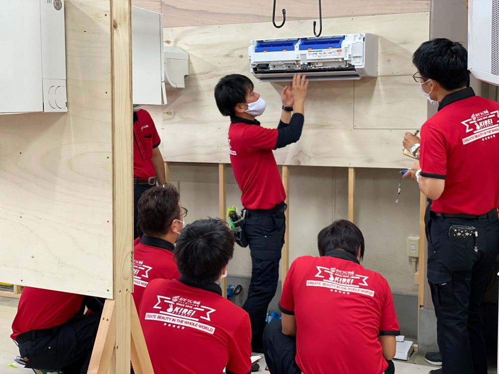 おそうじ革命の先輩スタッフが新人に清掃技術を指導している様子