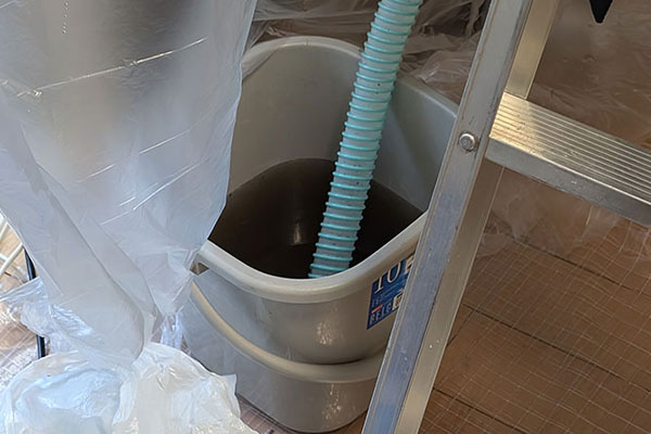 エアコンクリーニングで出たカビ・ほこりを含む黒い汚水