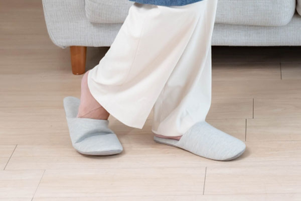 床を歩いているイメージ