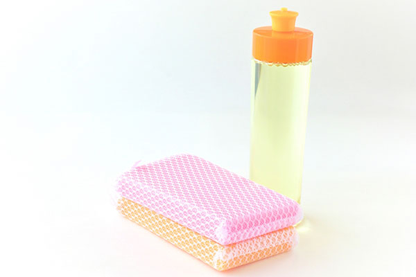 中性洗剤とスポンジのイメージ