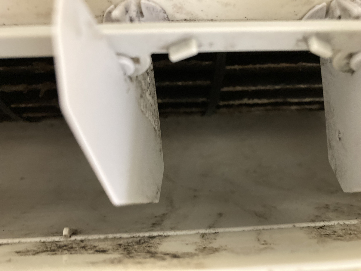 東京都三鷹市のお掃除機能付きエアコンの作業前2