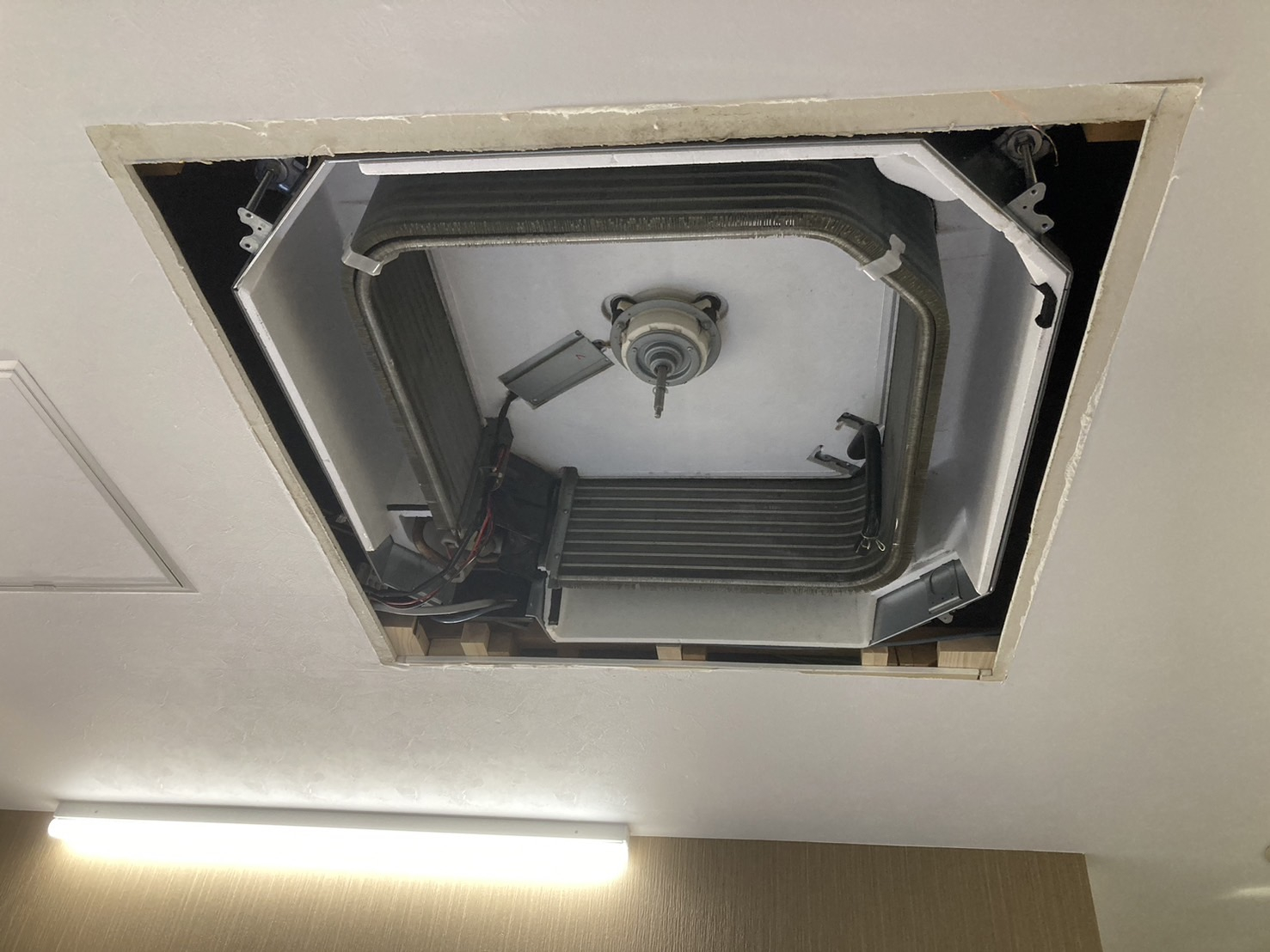 兵庫県西宮市の業務用天井埋め込みエアコンの作業後1
