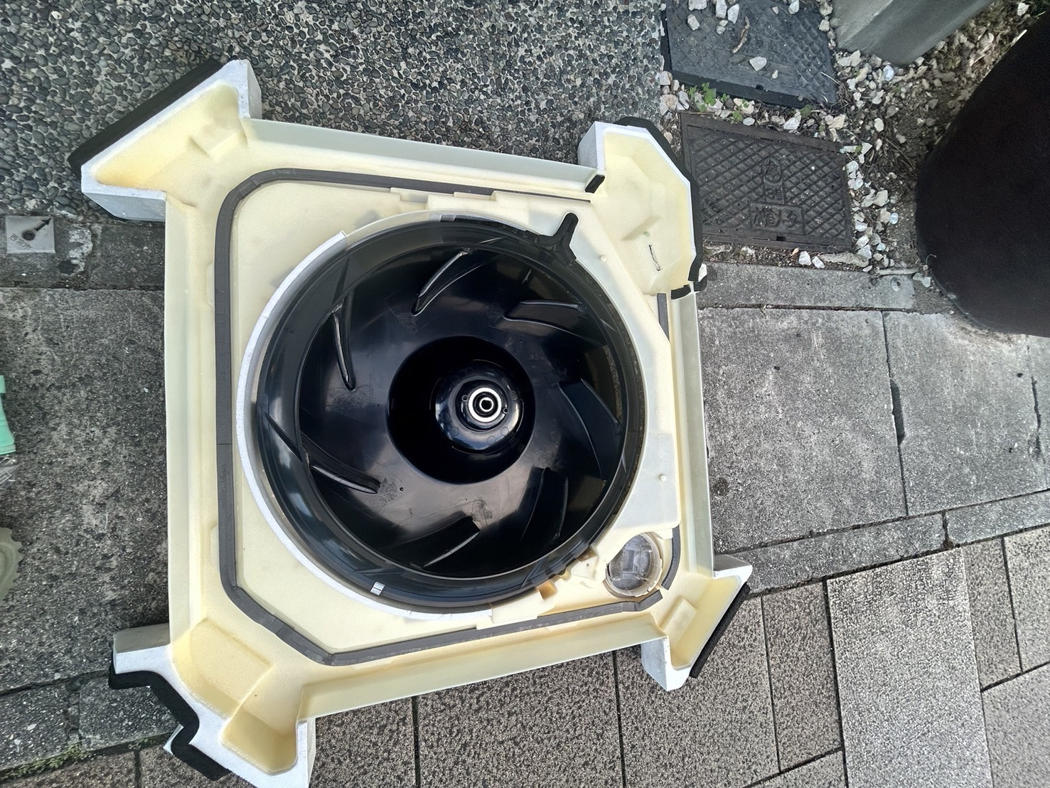 兵庫県西宮市の業務用天井埋め込みエアコンの作業後2