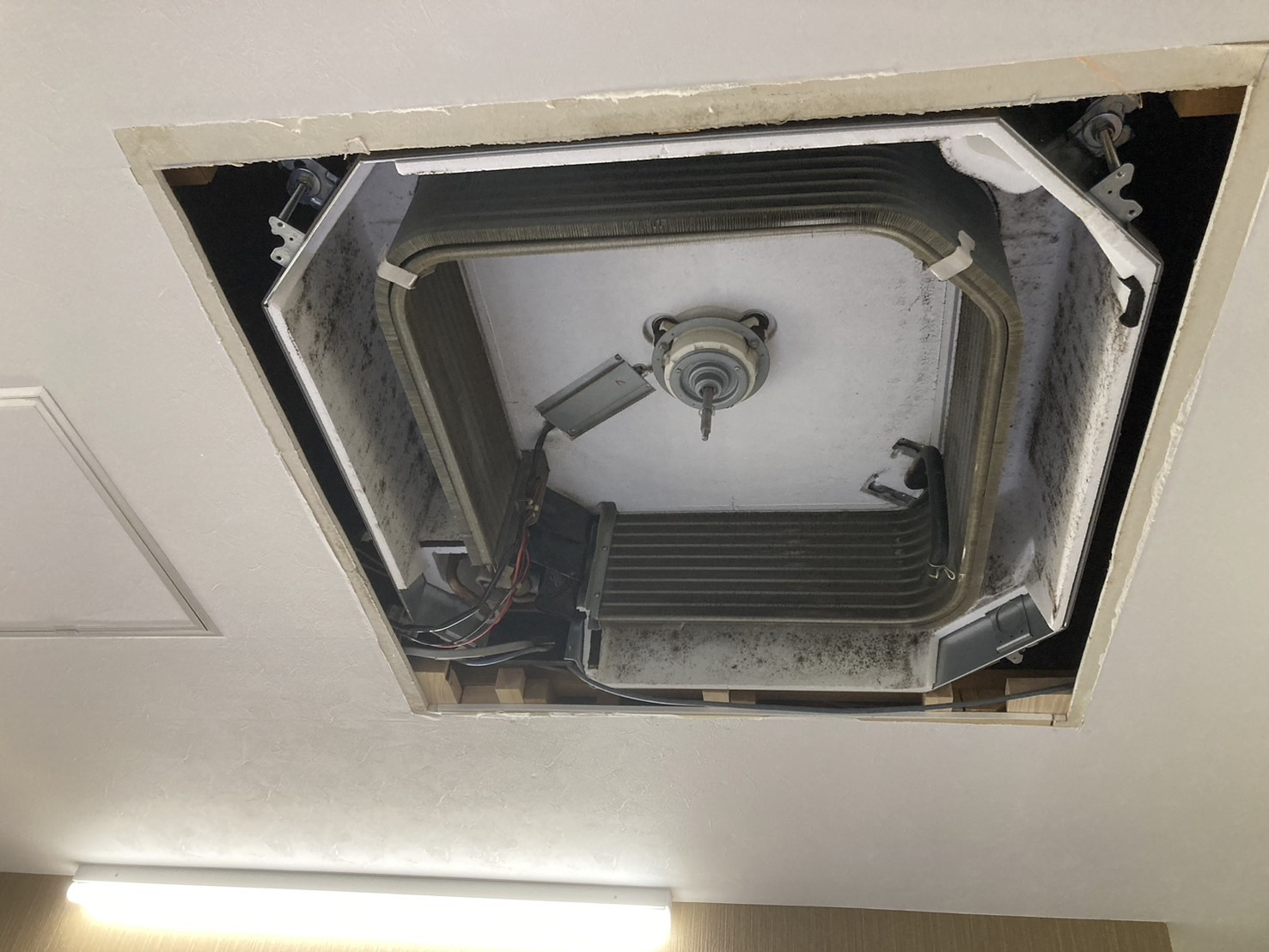 兵庫県西宮市の業務用天井埋め込みエアコンの作業前1