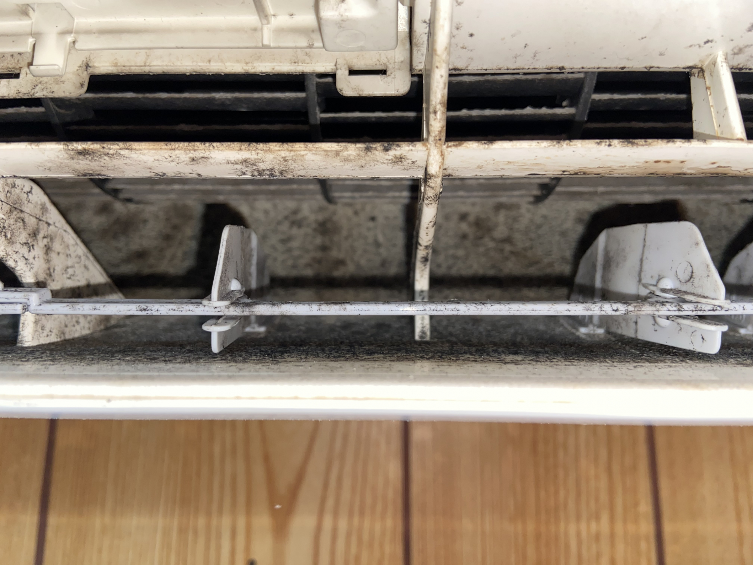 大阪府摂津市の壁掛けエアコンの作業前2