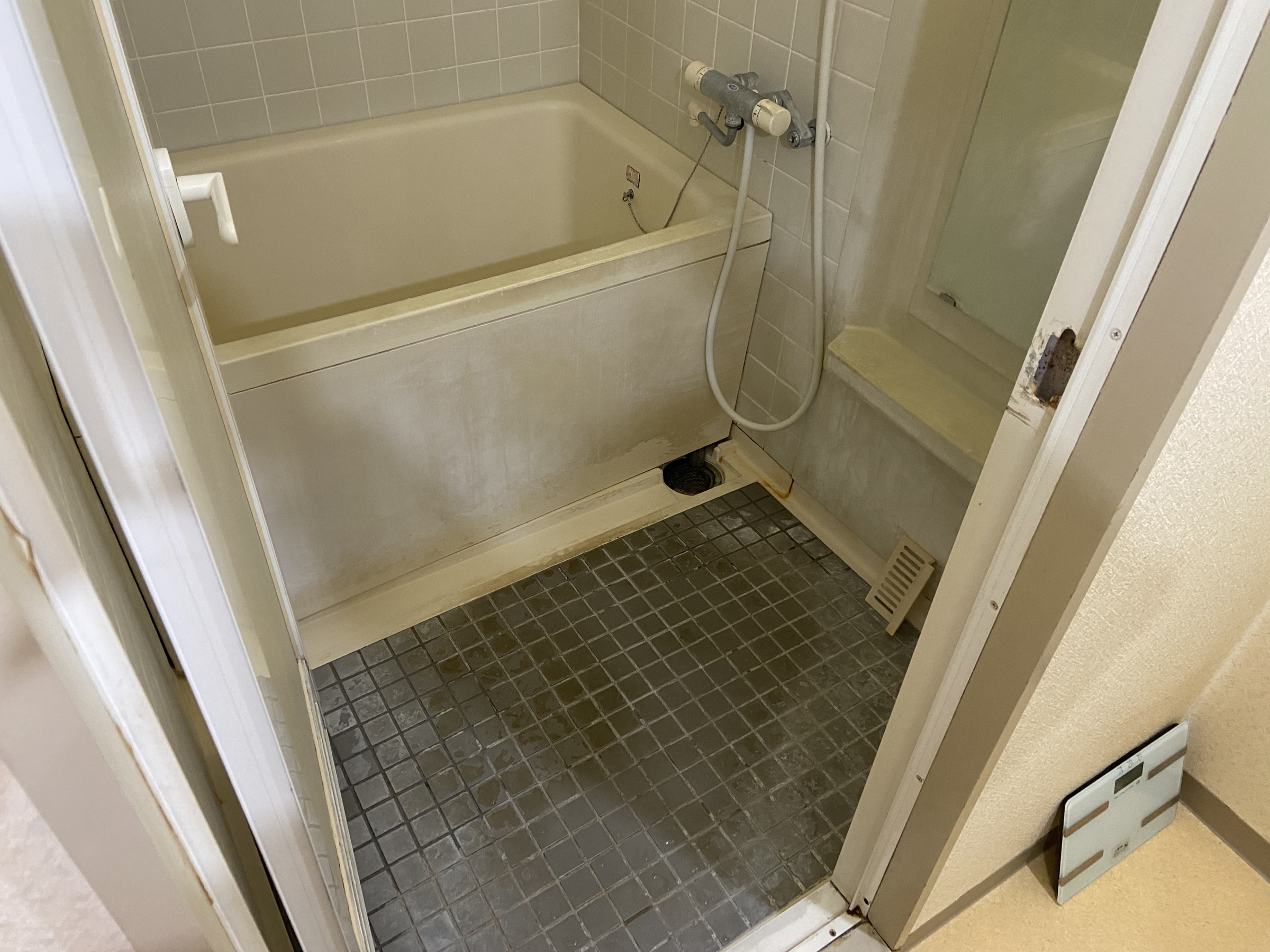 兵庫県芦屋市の浴室・お風呂クリーニングの作業前1