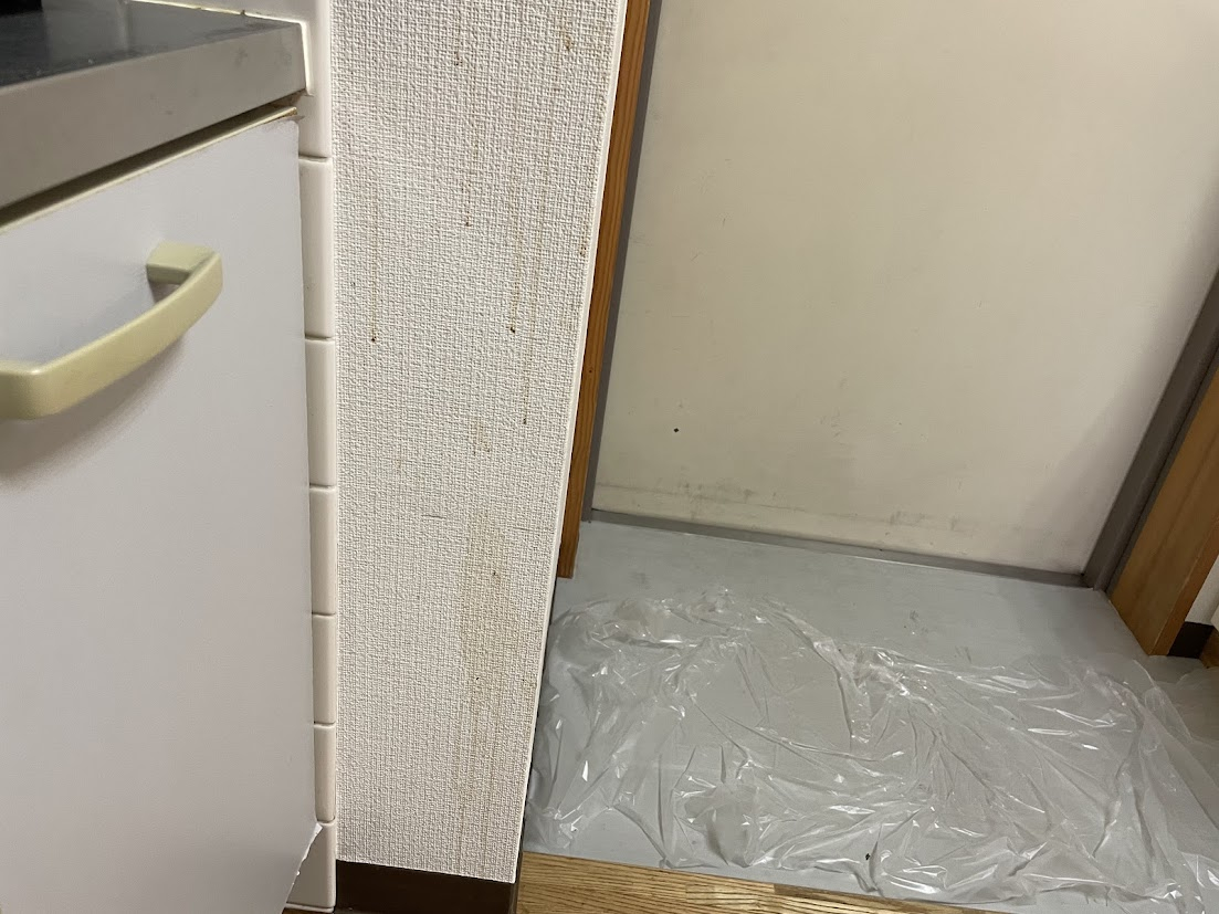 愛知県豊明市の壁紙復元塗装の作業前1