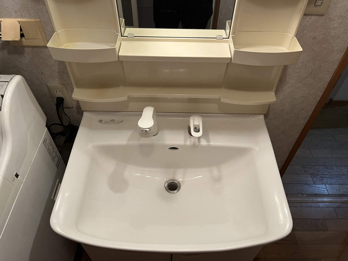 青森県弘前市の洗面所クリーニングの作業後2