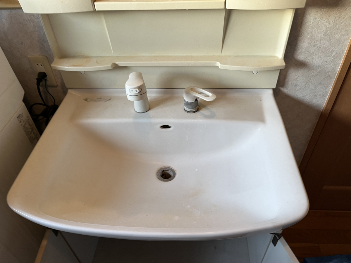 青森県弘前市の洗面所クリーニングの作業前2