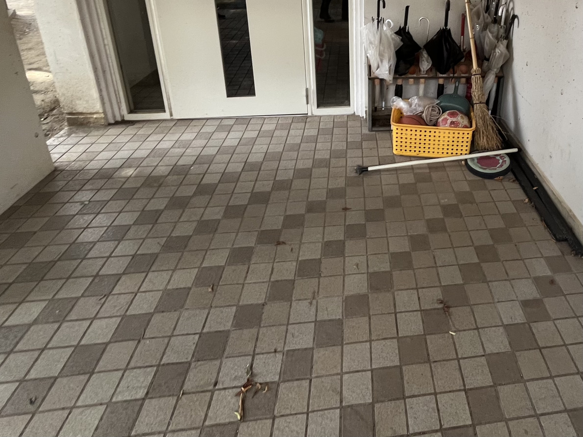 青森県弘前市のマンション・ビル共用部清掃の作業前1