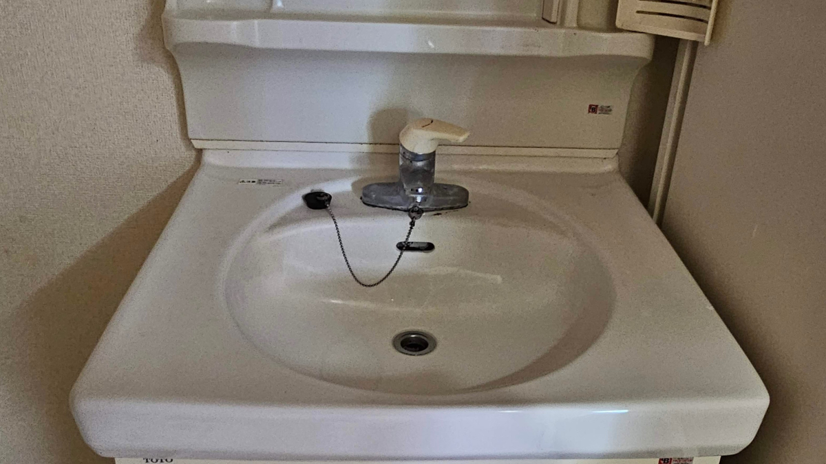 宮崎県西臼杵郡高千穂町の洗面所クリーニングの作業前1