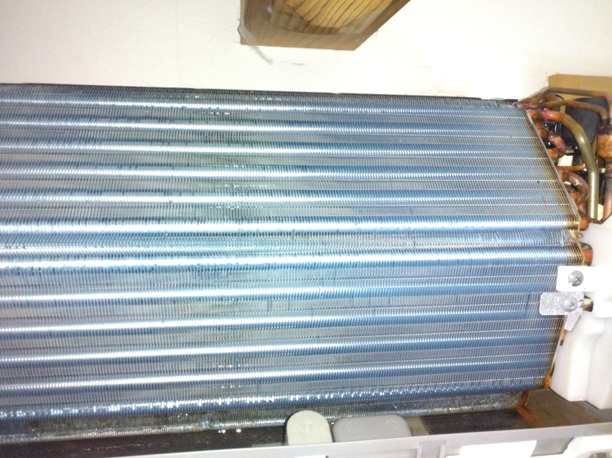 愛知県蒲郡市のお掃除機能付きエアコンの作業前1