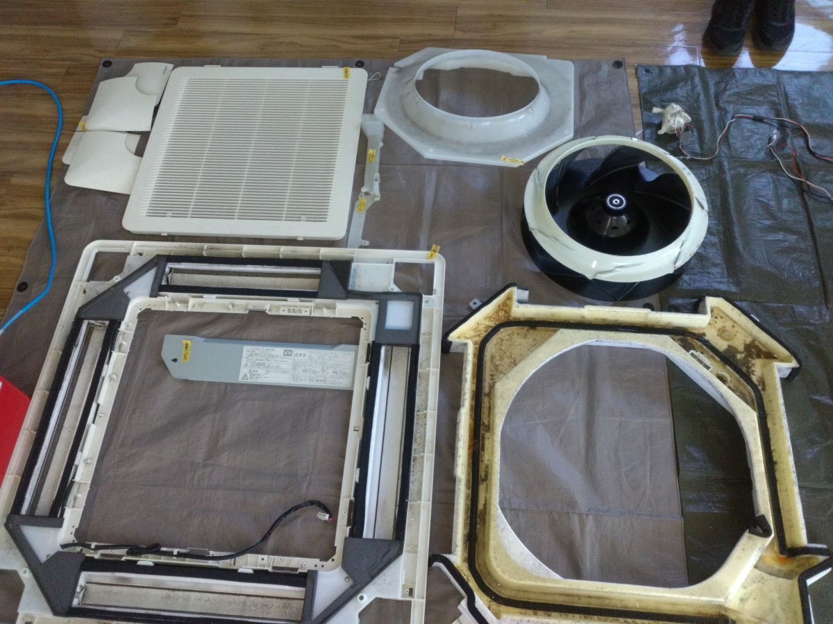 愛知県蒲郡市緑町の業務用天井埋め込みエアコンの作業前1