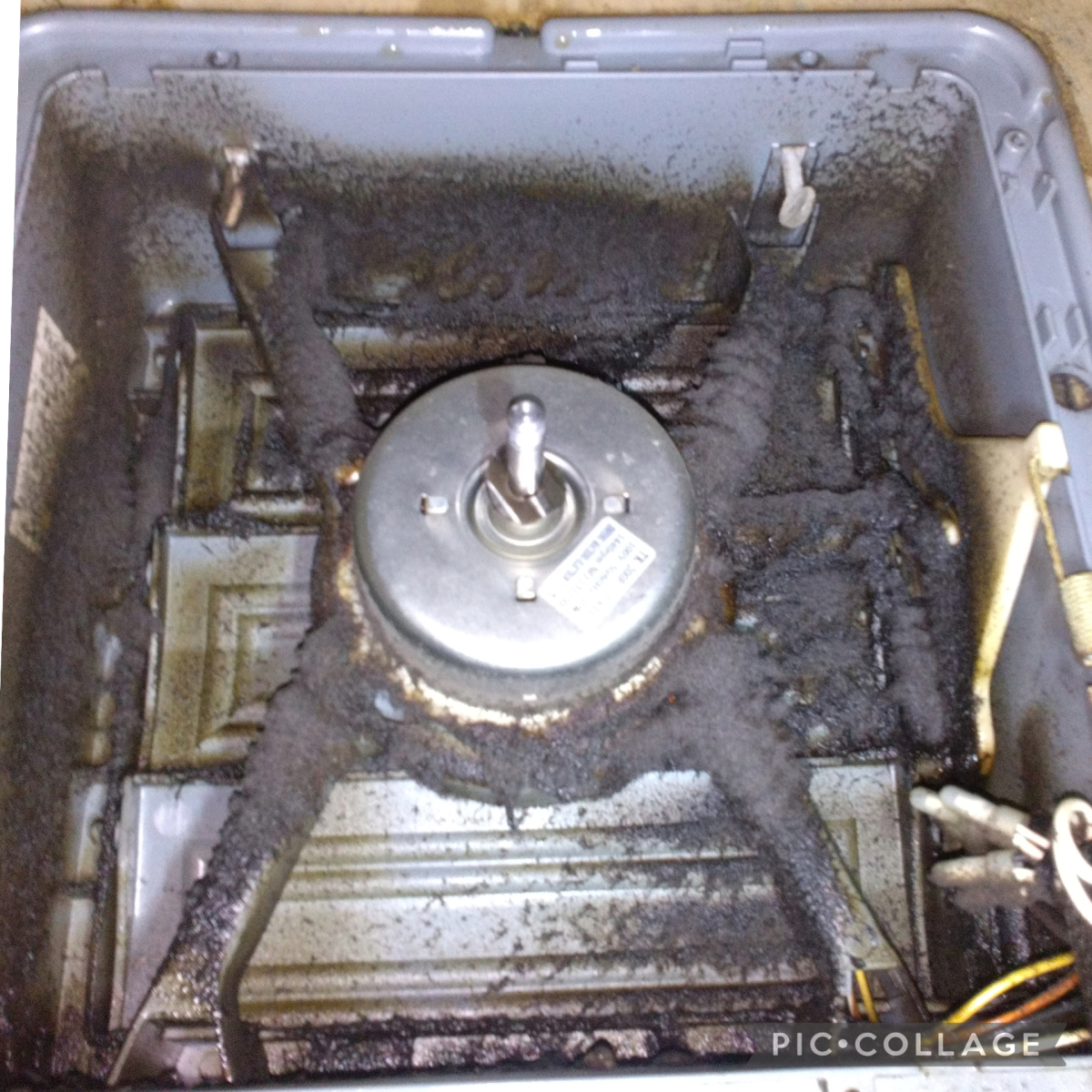 愛知県蒲郡市のレンジフードクリーニングの作業前2