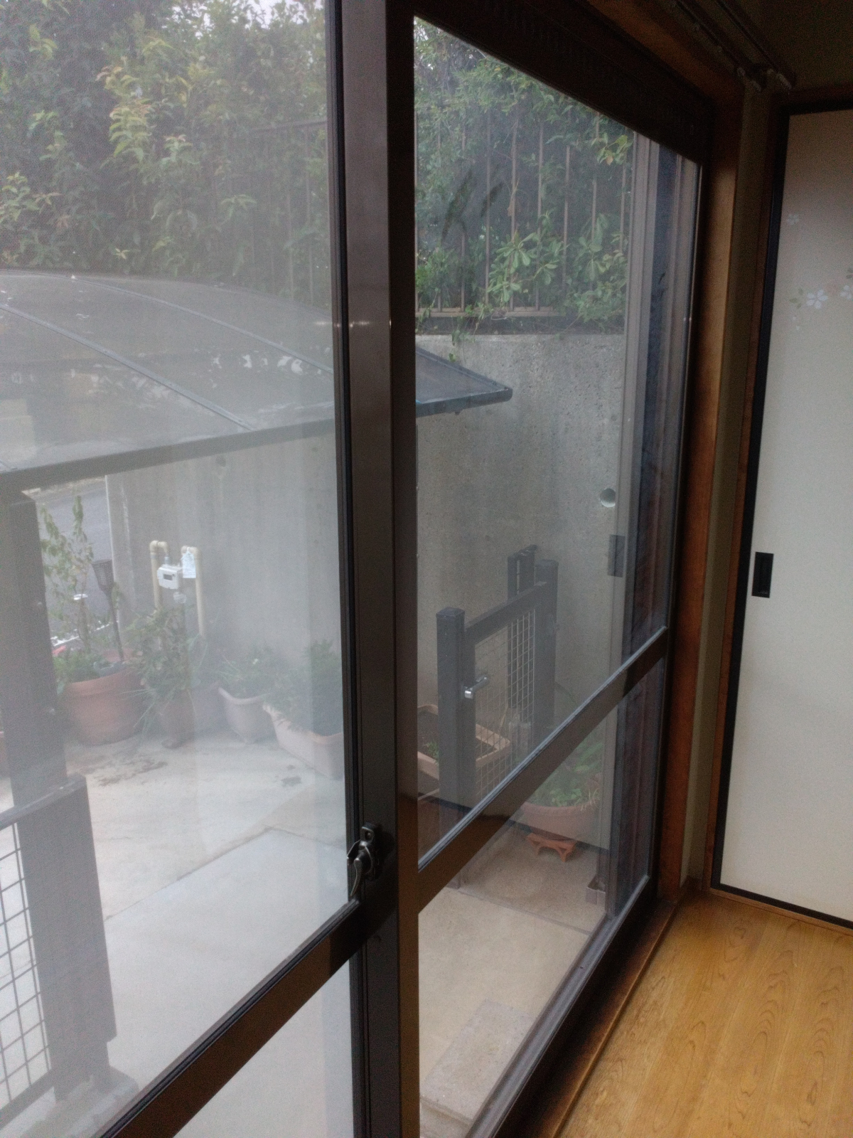 愛知県蒲郡市の窓ガラス・サッシクリーニングの作業前1