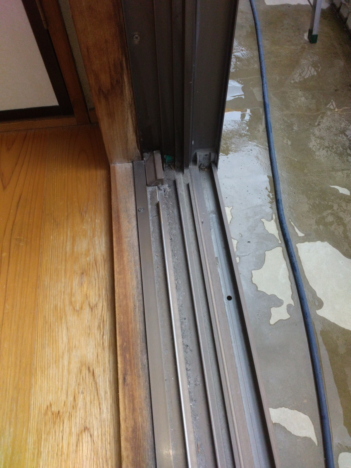 愛知県蒲郡市の窓ガラス・サッシクリーニングの作業前2