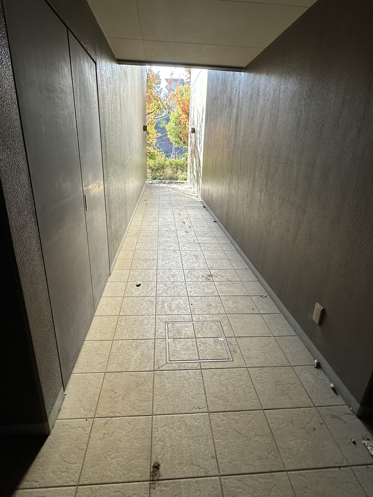 埼玉県春日部市のマンション・ビル共用部清掃の作業前1