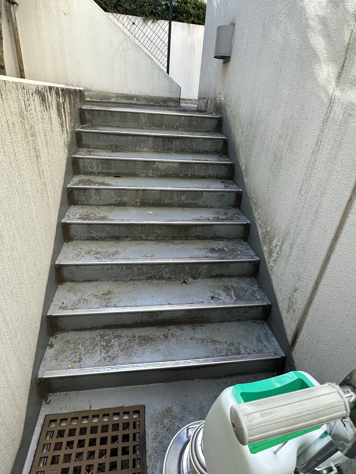 埼玉県春日部市のマンション・ビル共用部清掃の作業前1