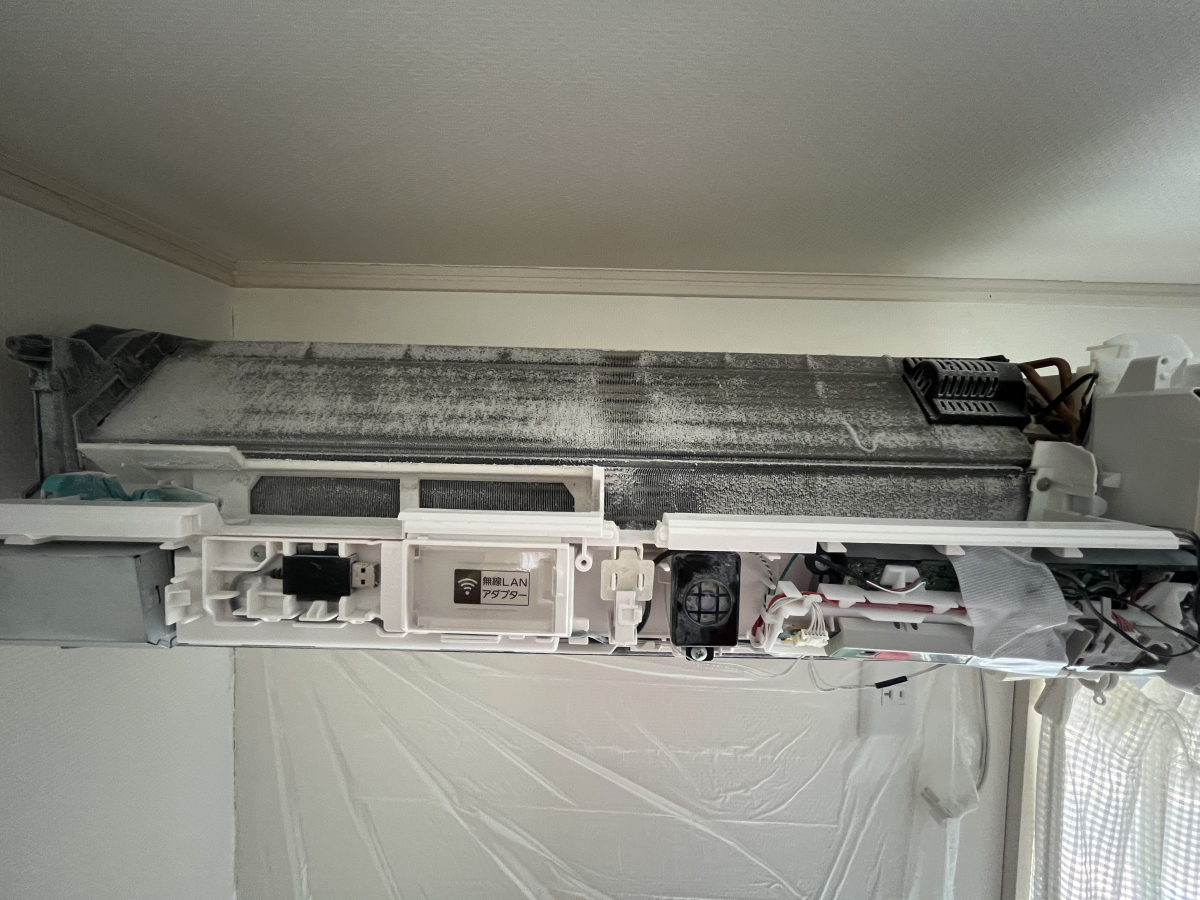 千葉県船橋市のお掃除機能付きエアコンの作業前1