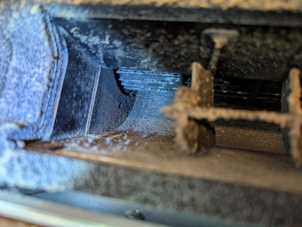 鳥取県八頭郡八頭町の壁埋め込みエアコンの作業前1