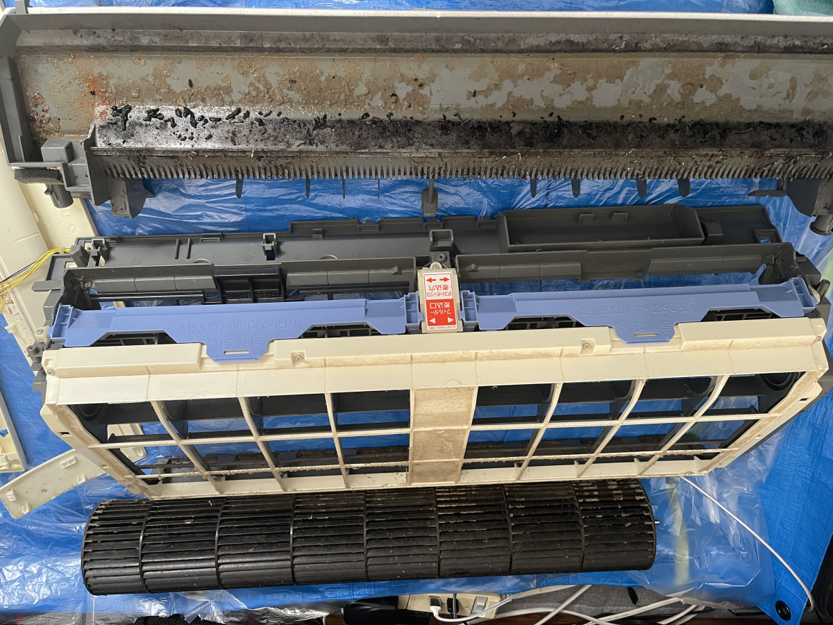 神奈川県横浜市戸塚区のお掃除機能付きエアコンの作業前1