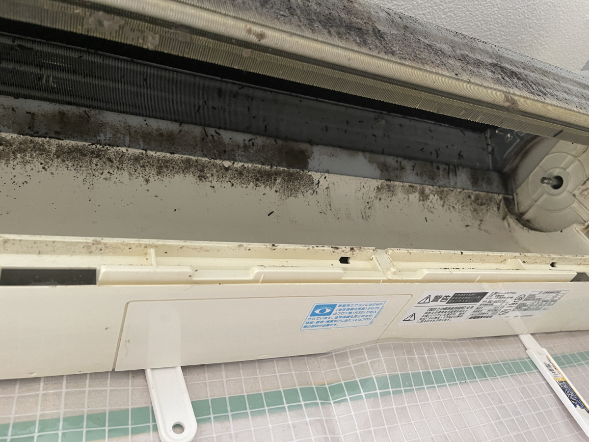 神奈川県横浜市戸塚区のお掃除機能付きエアコンの作業前3