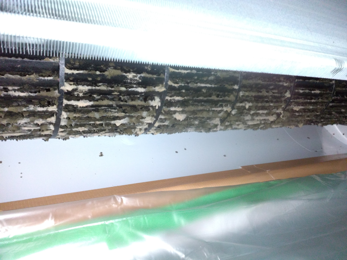 愛知県瀬戸市の壁埋め込みエアコンの作業前1