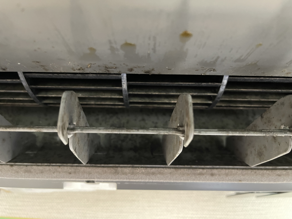 神奈川県横浜市戸塚区のお掃除機能付きエアコンの作業前3