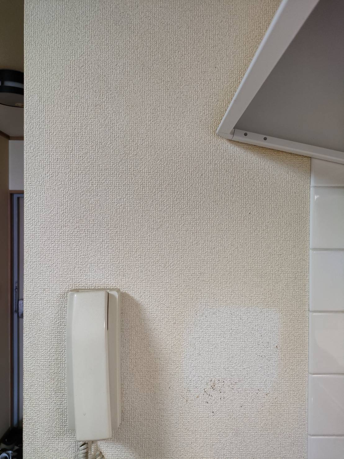 大分県大分市の壁紙復元塗装の作業前1