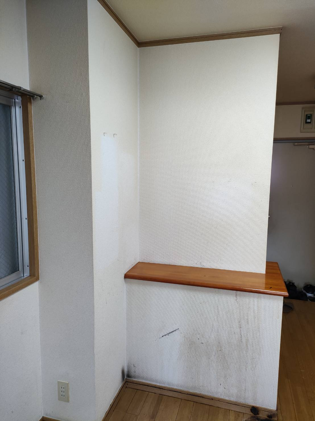 大分県大分市の壁紙復元塗装の作業前2