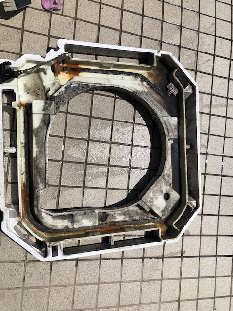 神奈川県横浜市鶴見区の業務用天井埋め込みエアコンの作業前1