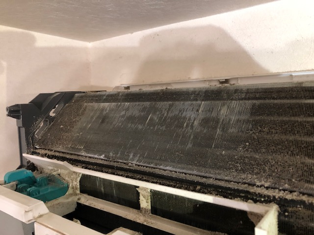 神奈川県横浜市鶴見区のお掃除機能付きエアコンの作業前1