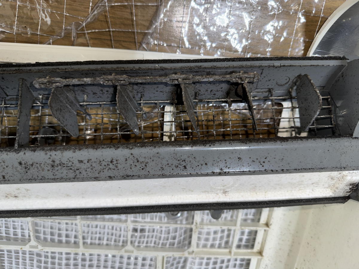 埼玉県三郷市の家庭用床置きエアコンの作業前3