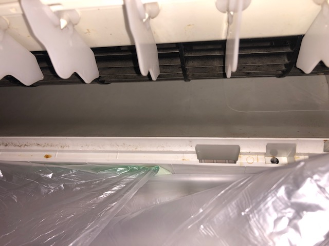 神奈川県横浜市鶴見区のお掃除機能付きエアコンの作業前1