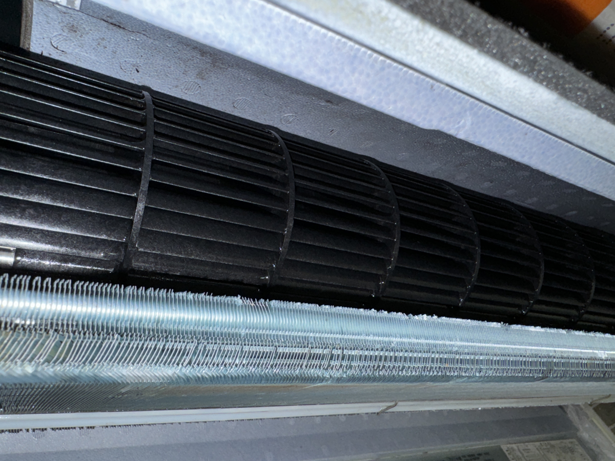 埼玉県三郷市天井埋め込み式１方向エアコンを分解クリーニングの壁掛けエアコンの作業後2