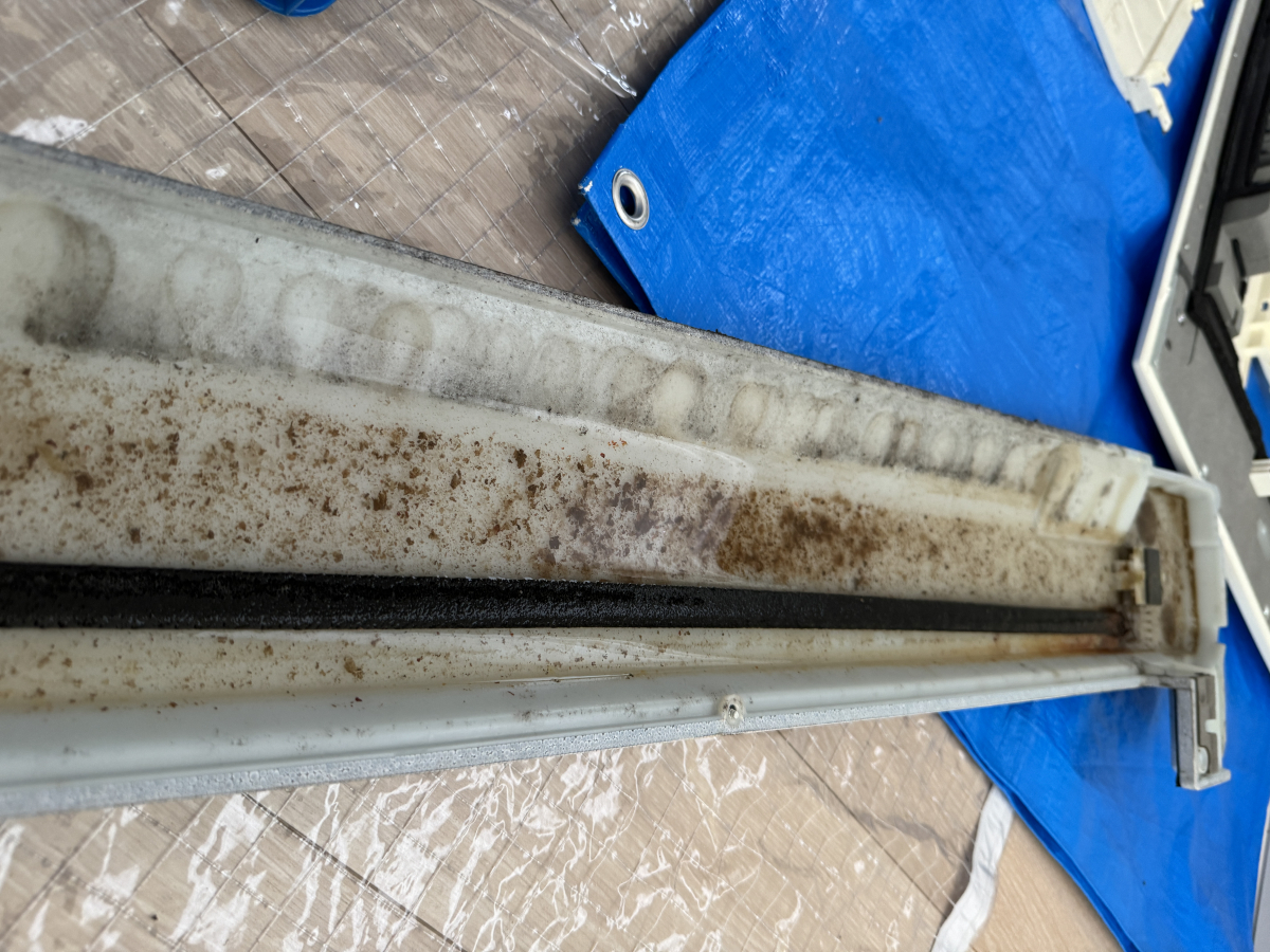 埼玉県三郷市天井埋め込み式１方向エアコンを分解クリーニングの壁掛けエアコンの作業前1