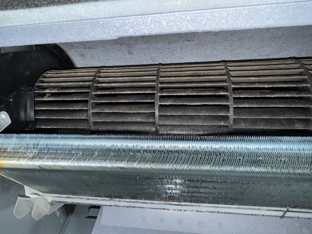 埼玉県三郷市天井埋め込み式１方向エアコンを分解クリーニングの壁掛けエアコンの作業前2
