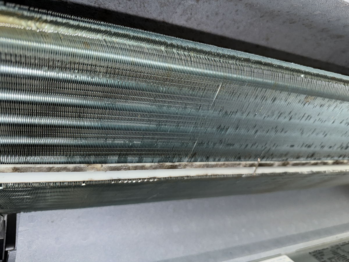埼玉県三郷市天井埋め込み式１方向エアコンを分解クリーニングの壁掛けエアコンの作業前3