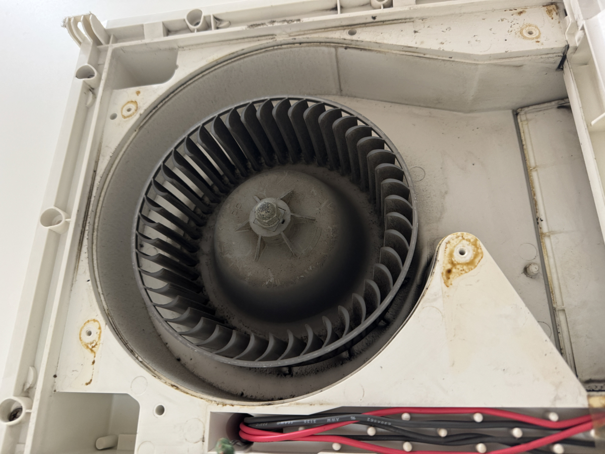 埼玉県三郷市の浴室乾燥機クリーニングの作業前1