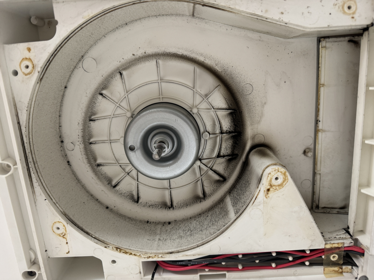 埼玉県三郷市の浴室乾燥機クリーニングの作業前2