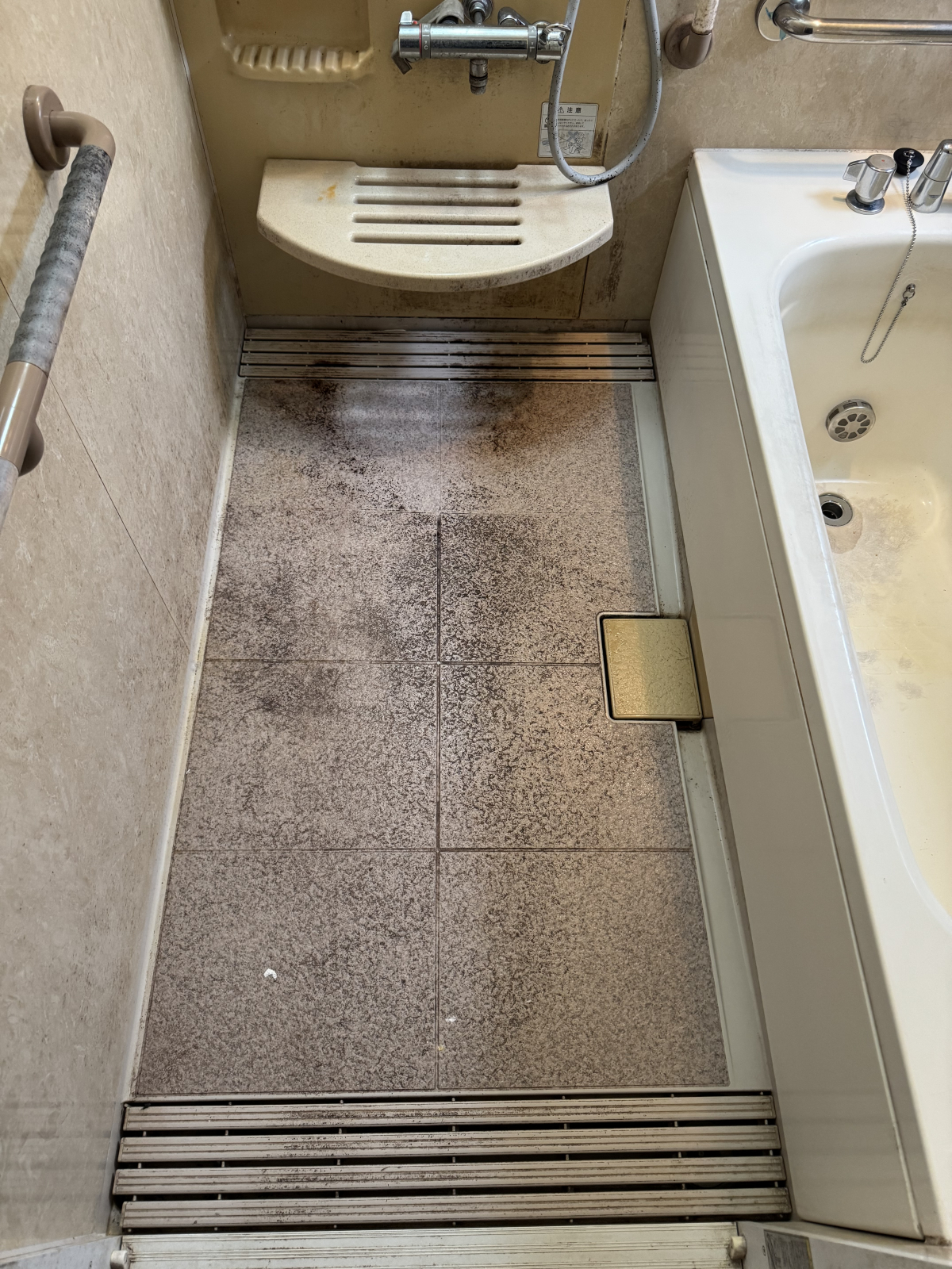 愛知県高浜市呉竹町の浴室・お風呂クリーニングの作業前1