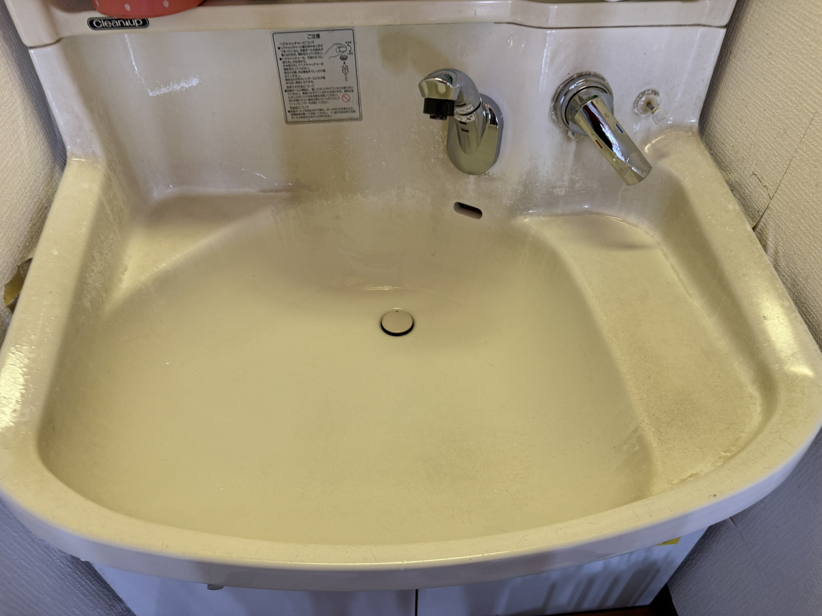埼玉県三郷市の洗面所クリーニングの作業前2