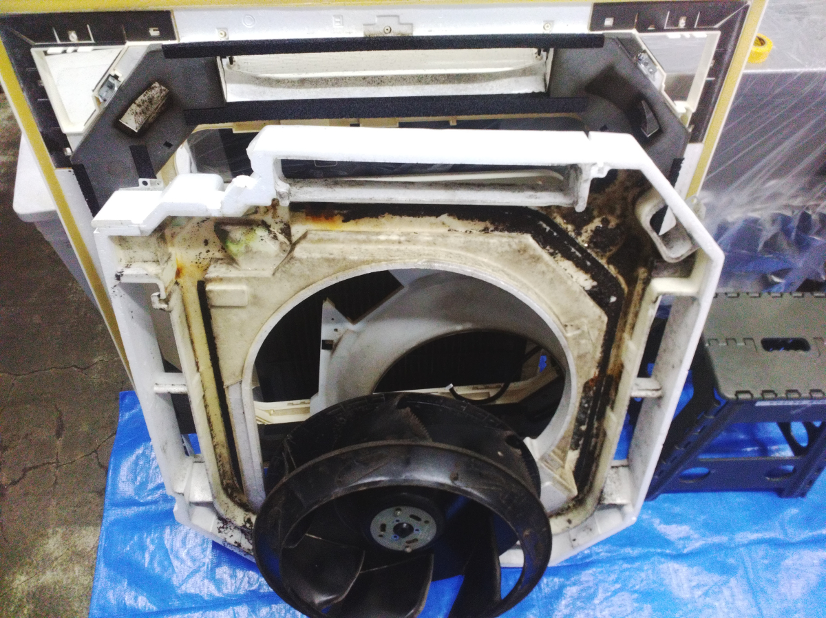 鹿児島県鹿児島市の業務用天井埋め込みエアコンの作業前2