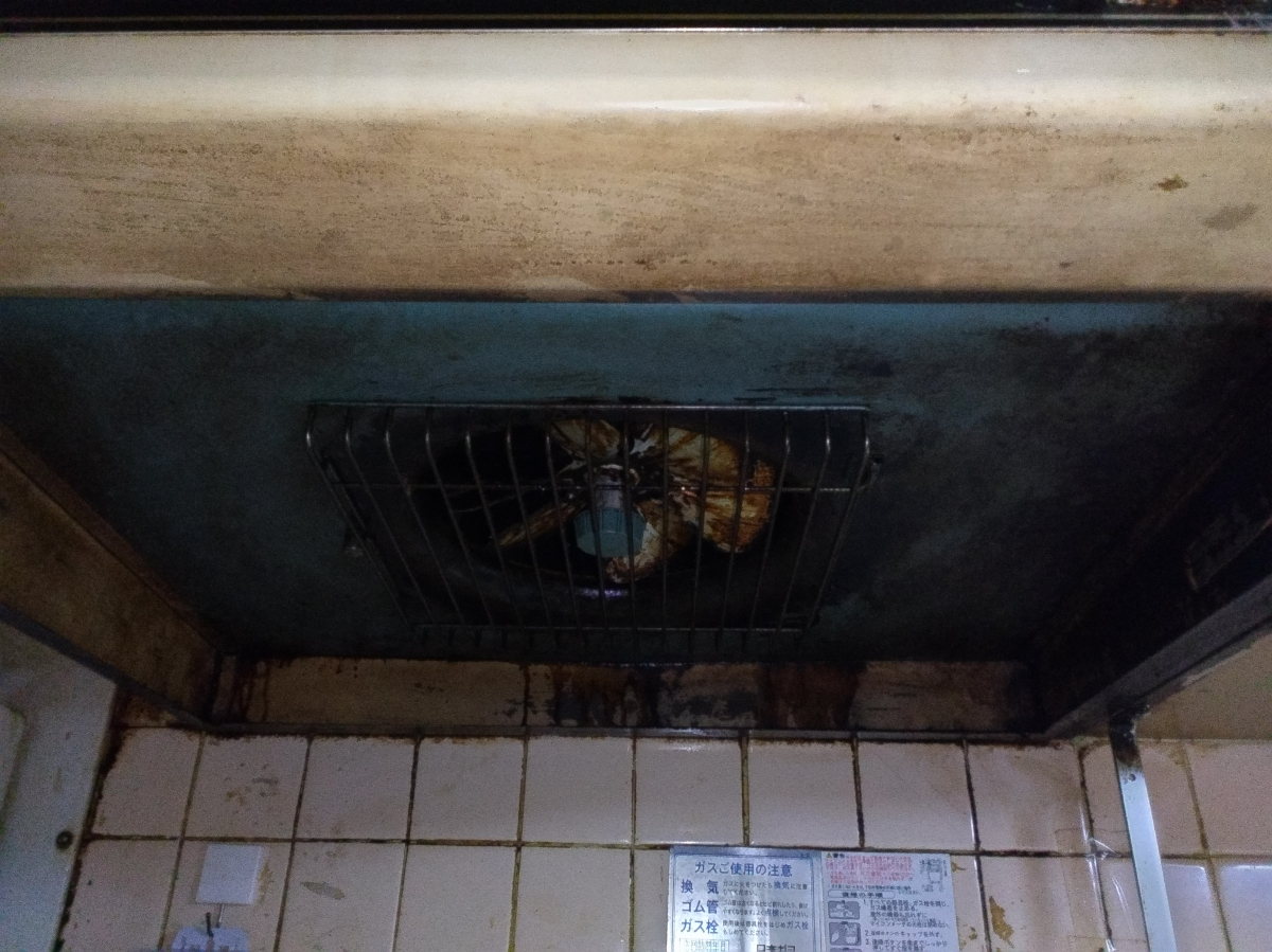 鹿児島県鹿児島市のレンジフードクリーニングの作業前1