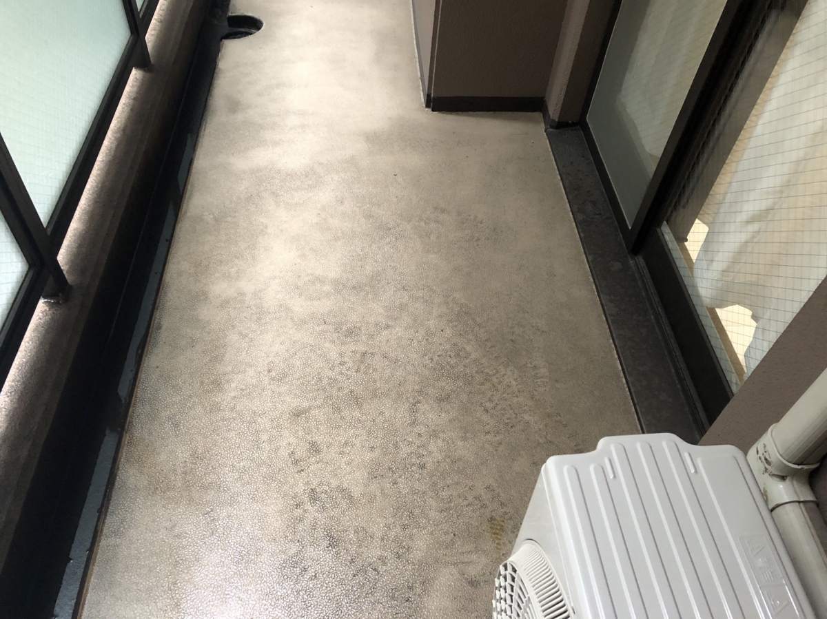 大阪府大阪市天王寺区のベランダ・バルコニークリーニングの作業前1