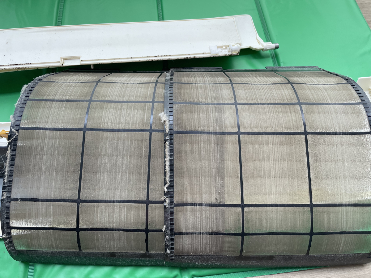 愛知県名古屋市千種区のお掃除機能付きエアコンの作業前2